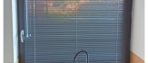 Elegancka grafitowa żaluzja pozioma 25 mm na ramie okiennej w antracycie.